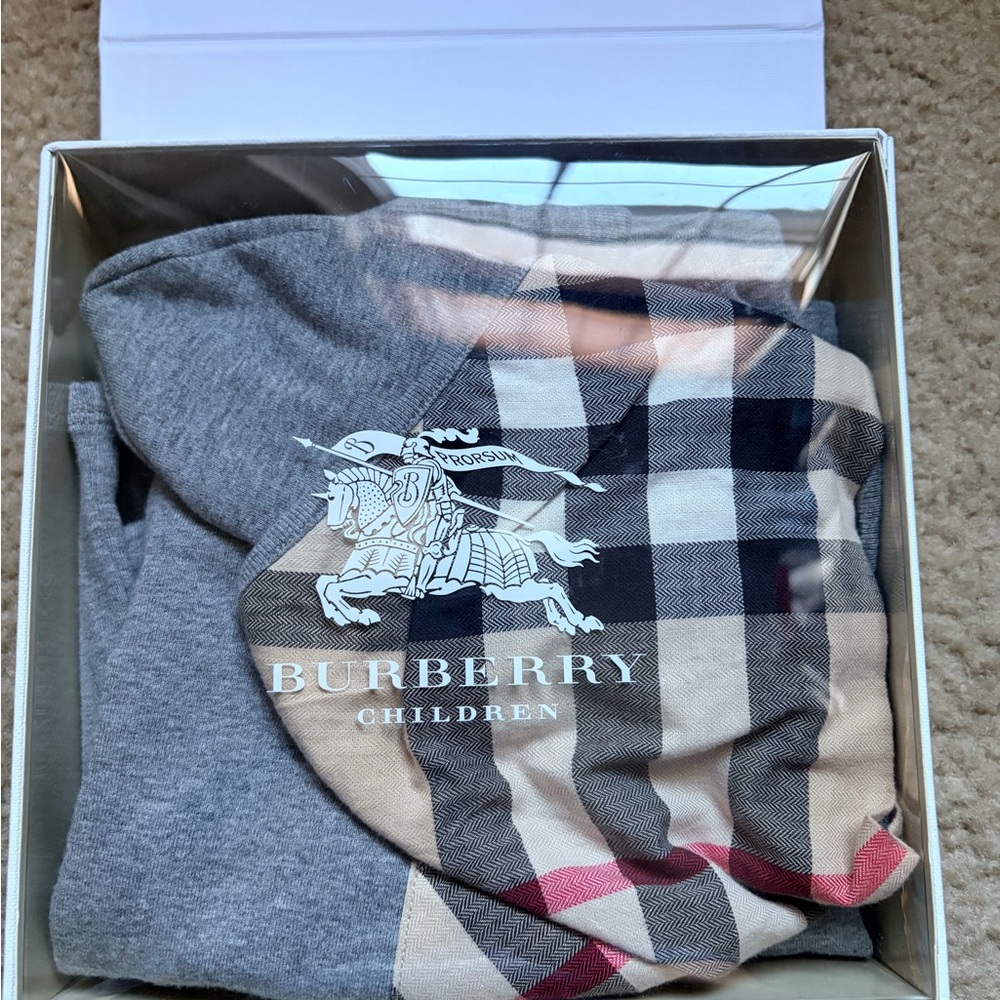Burberry Gray Baby Set with Checkered Detail. NIB. 9 months. - Picture 3 of 7